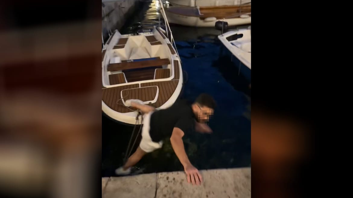 VIDEO Turist u Dubrovniku pokušao s brodice na rivu, ali... neiskustvo je bilo jače!