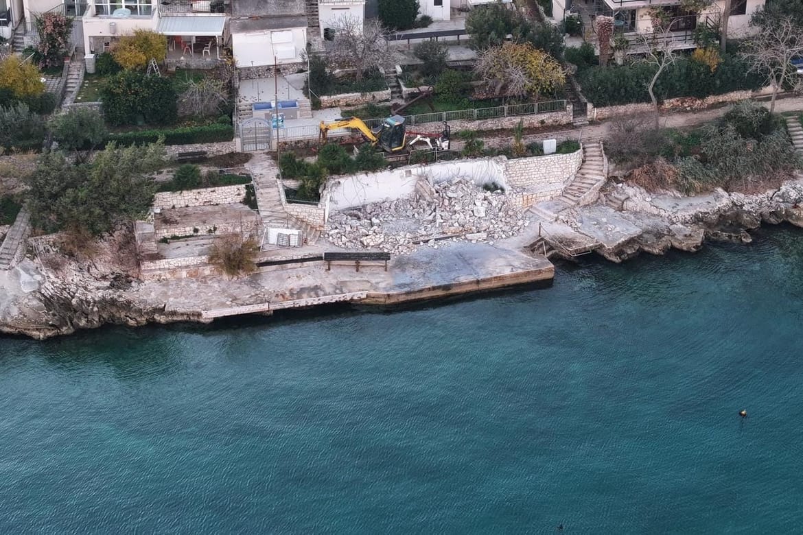 U Okrugu Gornjem nakon 20+ godina napokon srušen bespravni objekt: "Hoće li donedavni bespravni graditelj nastaviti raditi na istom mjestu kao da ništa nije bilo?!"