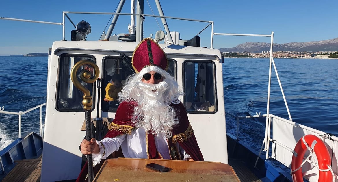 Sveti Nikola stigao brodom djeci Podstrane
