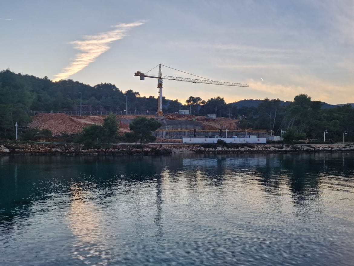 Gradilište na ulazu u Stari Grad izazvalo podijeljene reakcije, a mi smo gradonačelnika pitali što se to gradi?