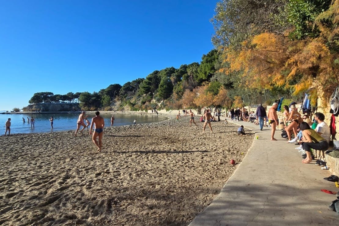 Splićani bez majica na plažama, kupaju se kao da je srce ljeta