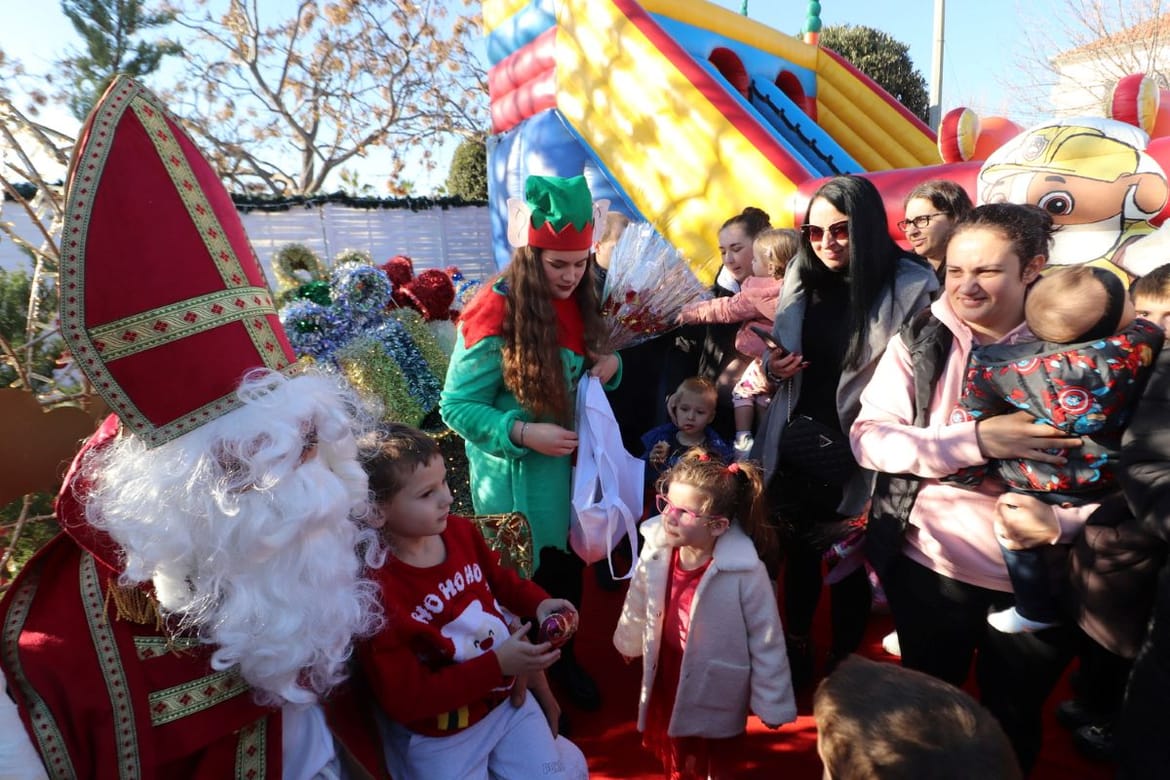SVETI NIKOLA U VIRU Prepuno Božićno selo ugostilo sveca i njegove vilenjake