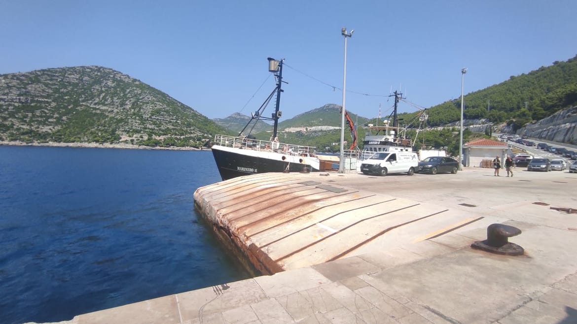 Vozilo završilo u moru na pristaništu na Pelješcu