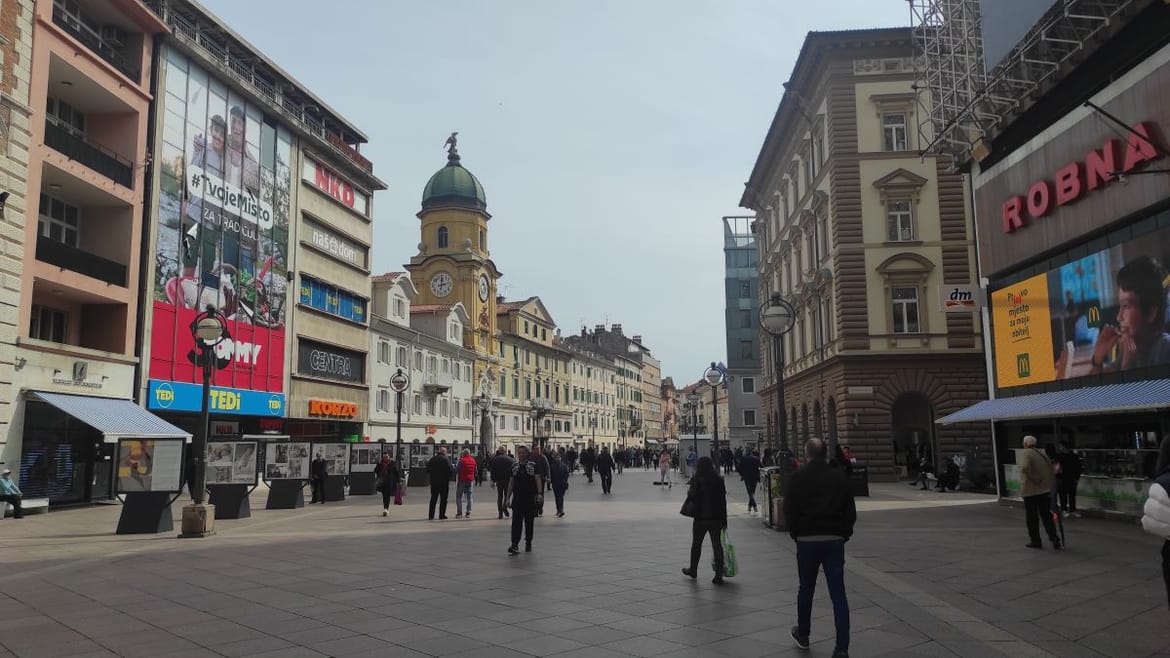 STRAVA U RIJECI Na stubištu u Rijeci preminula žena, priveden muškarac s ozljedom vrata