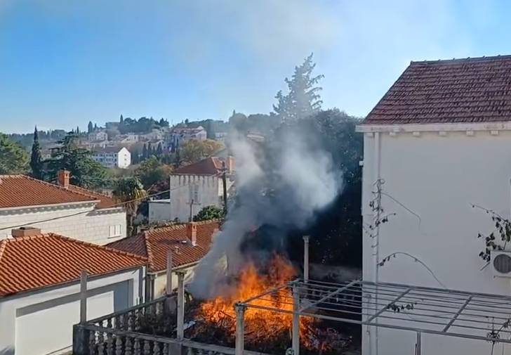 ADIO PAMETI Netko u Dubrovniku, na Lapadu spaljuje namještaj na terasi!?