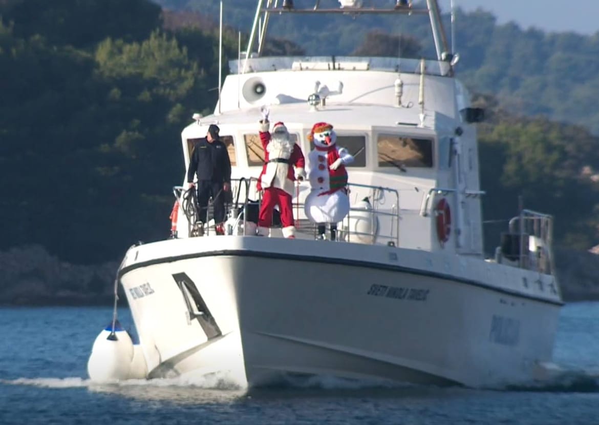 Djed Božićnjak na Kaprije stigao policijskim brodom