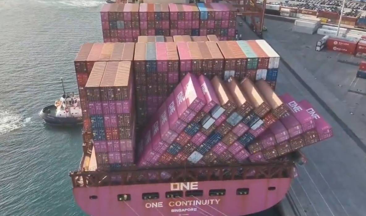 Valovi porušili deset redova kontejnera