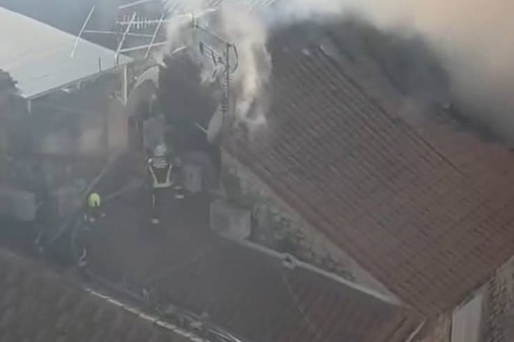 Trogirski se vatrogasci s krovova bore protiv vatre