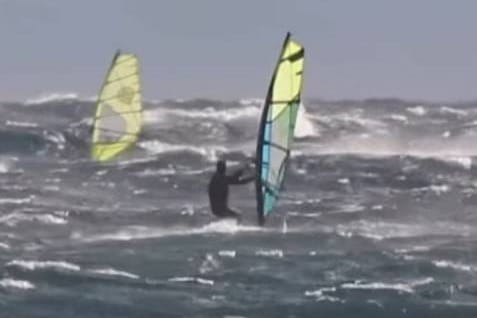 Surferi iskoristili božićnu buru u uvali Kuje u Ližnjanu