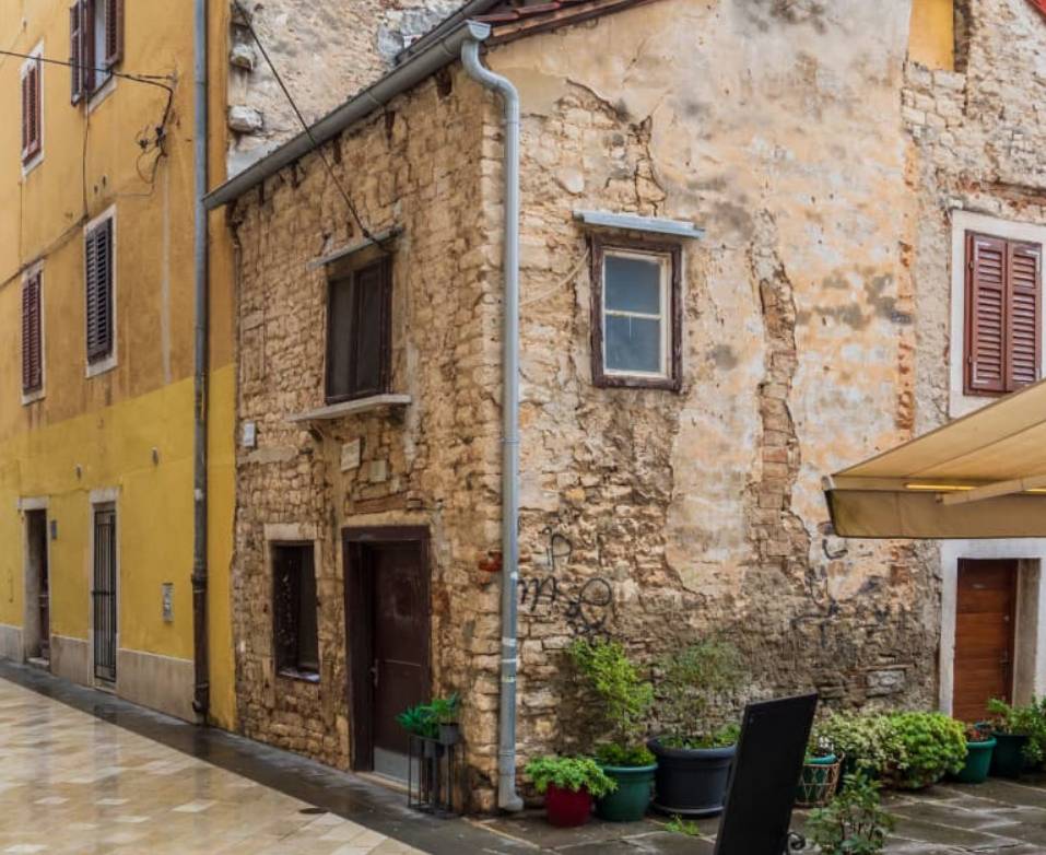 "RIBARSKA" Najstarija donedavno naseljena kuća u Puli opasno je mjesto
