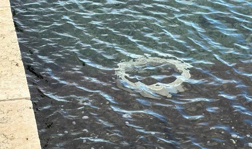 Netko je na Krku porazbijao betonske spremnike za otpad i bacio ih u more