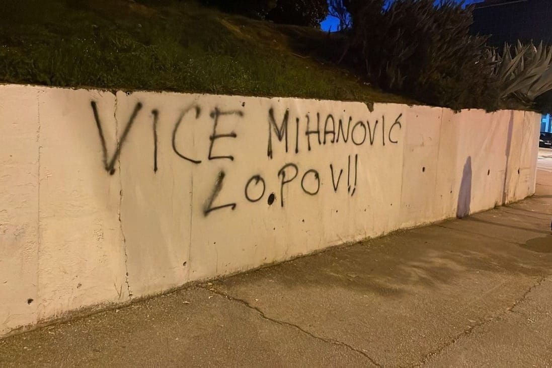 U Splitu osvanuli uvredljivi grafiti namijenjeni ravnatelju Lučke uprave Split