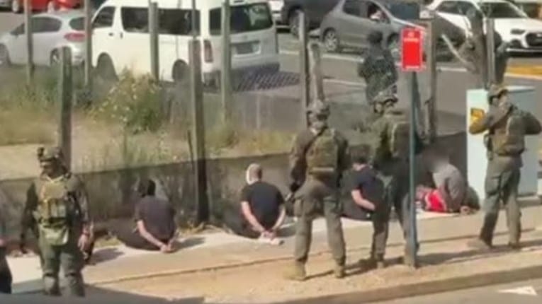 VIDEO Teško naoružani specijalci presreli grupu muškaraca :"Išli su prema plaži Bondi"