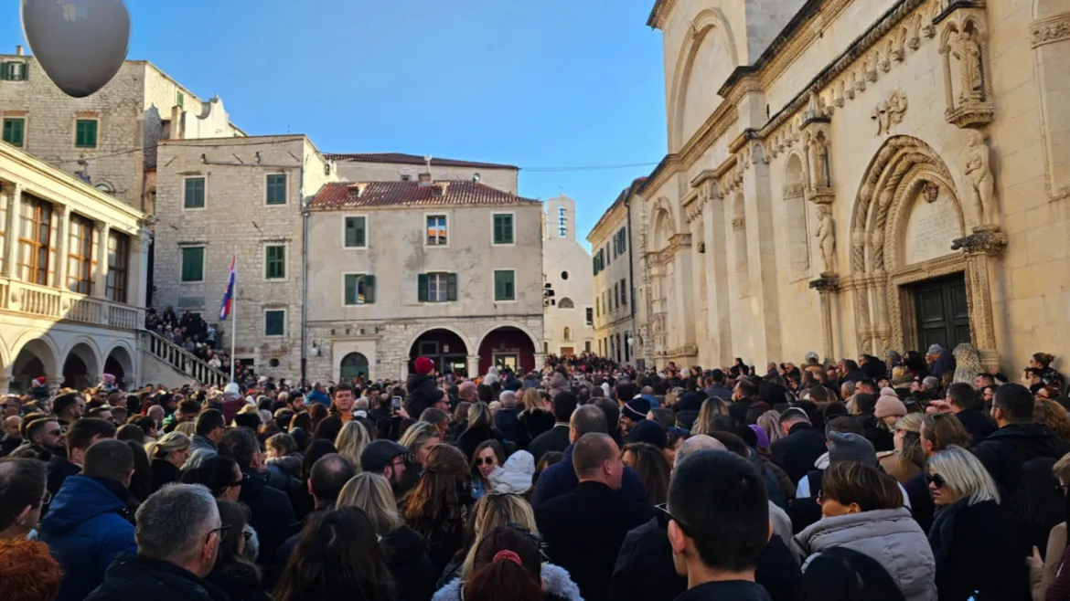 ŠIBENIK KAO PRIMJER Tisuće glazbenika i građana okupljeni ispred katedrale pjevali bez podjela i razlika