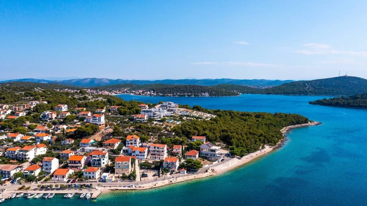 Maloljetnica u Jezerima pljačkala i napala policajku