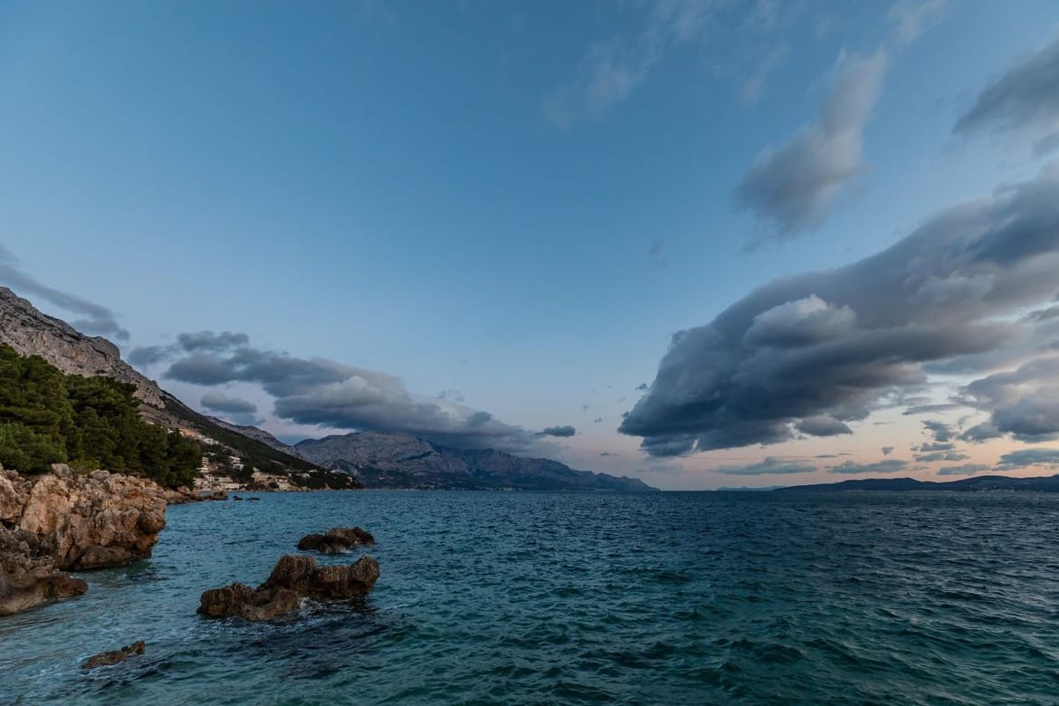 Oblačnije na Jadranu, uz jačanje bure, juga i sve češću kišu