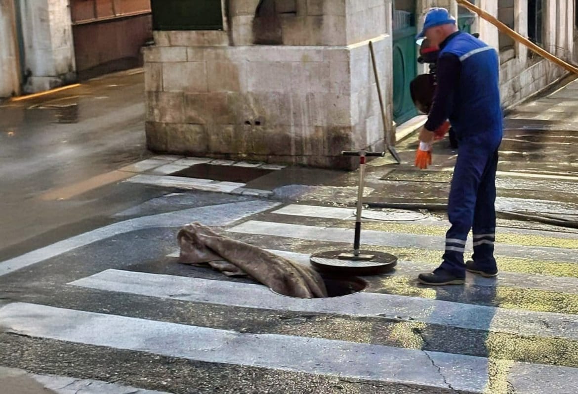 Netko je u Splitu bacio tapet u odvod