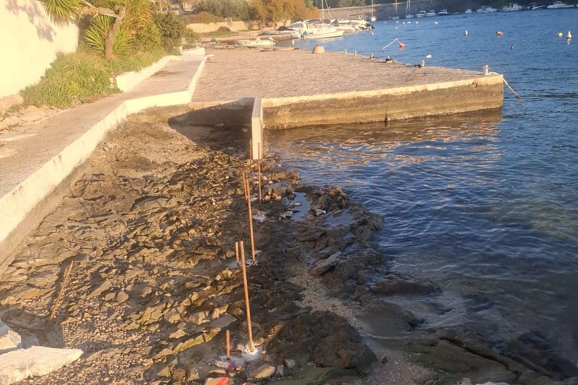 Mještani Žaborića prijavljuju devastaciju pod krinkom sanacije. Grad Šibenik odgovara: "Održavamo pomorsko dobro, a sve smo eventualne prijepore s građanima riješili"