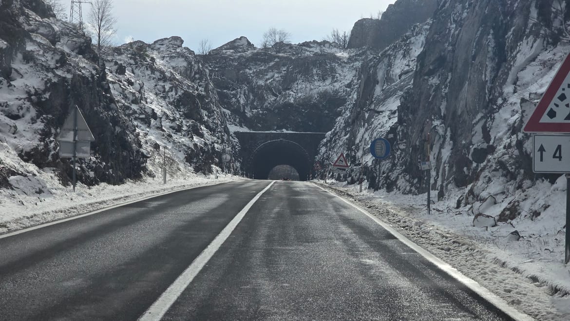 U Dalmatinskoj zagori proglašeni zimski uvjeti, u prekidu i neke trajektne linije