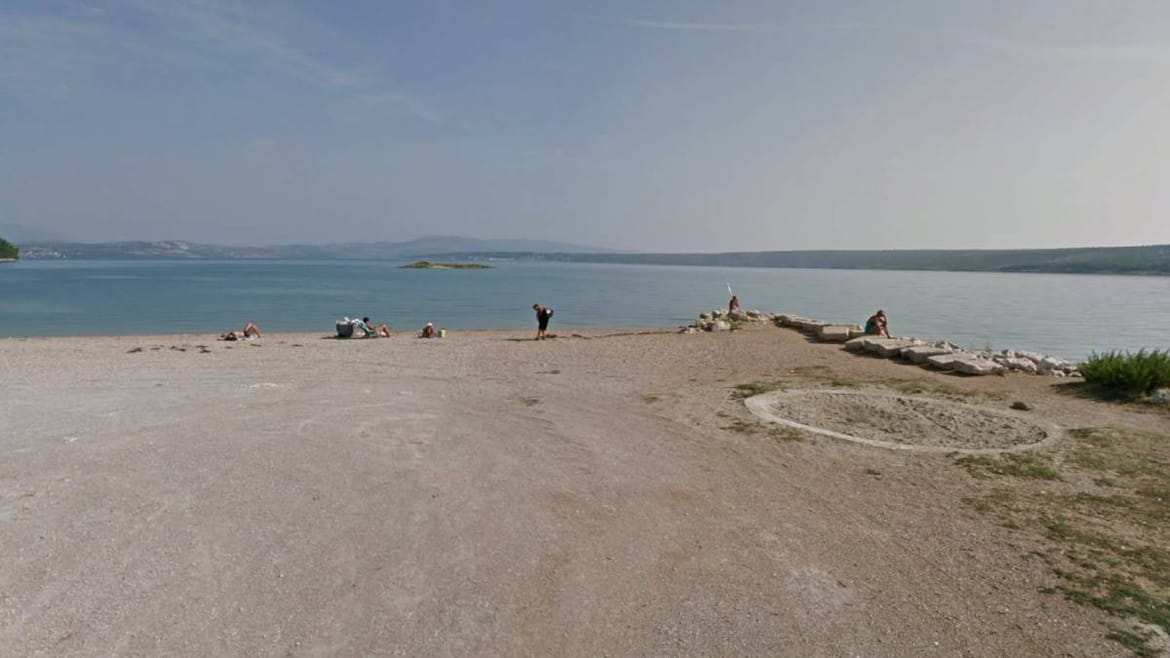 Pred djecom i majkama u Posedarju pokazivao spolovilo, sud ga osudio uvjetno: "Žao mi je, htio sam se samo presvući"