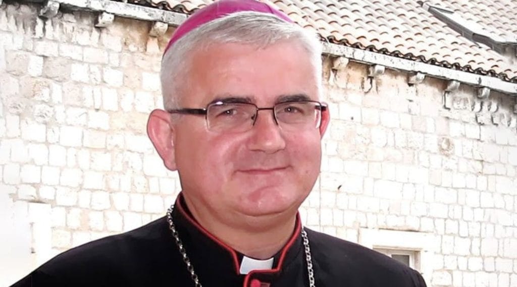 Nadbiskup Uzinić moliteljima s riječkog trga: "Svake prve subote umjesto vani, zajedno molimo u katedrali." Većina molitelja ipak ostala vani!