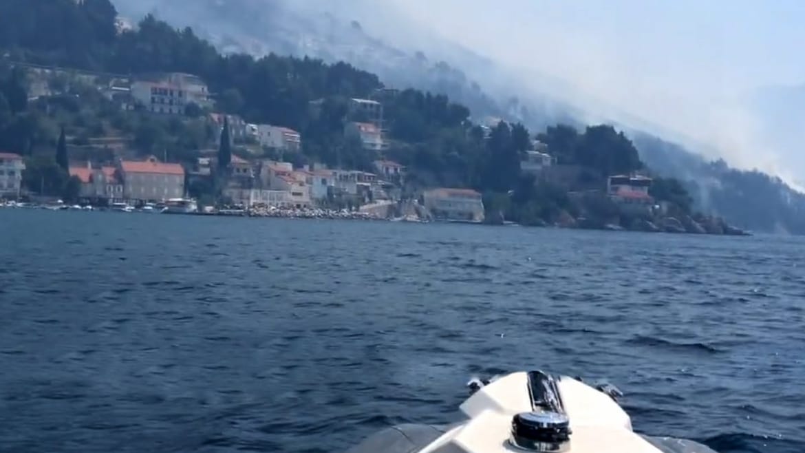 SPASITELJ S MORA Iz vatrene stihije kod Omiša, gumenjakom izvukao 70 ljudi!