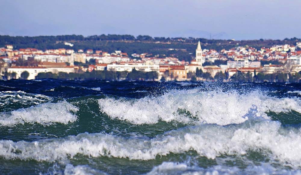 U prekidu trajektne i karamatanske linije na sjevernom Jadranu, snijeg ometa cestovni promet do mora, ograničen promet pod Velebitom