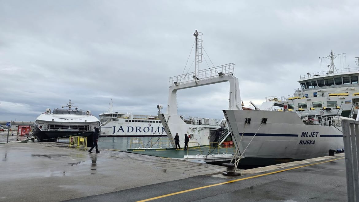 Jako jugo privezalo trajekte, brodove i katamarane u linijama prema otocima