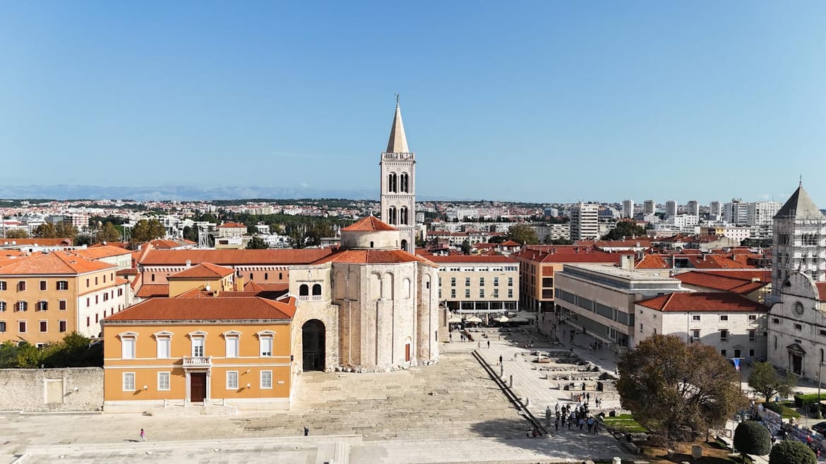 Zadar slavi svoju zaštitnicu, Svetu Stošiju, a Zadrani danas tradicionalno raskićuju Božićno drvce