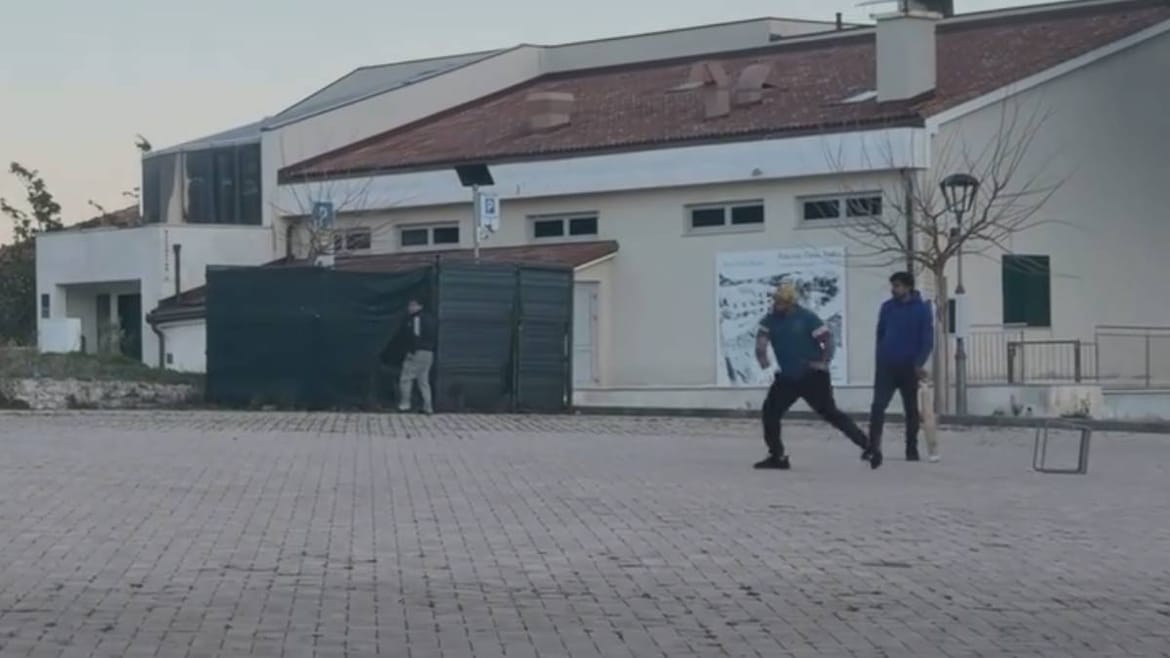 VIDEO Nepalski i indijski radnici u Vodicama iskoristili jedini slobodan dan za partiju kriketa