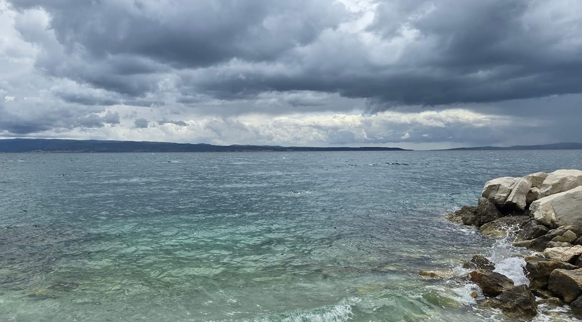 Petak vjetrovit i hladan uz čestu kišu, lokalno i obilniju