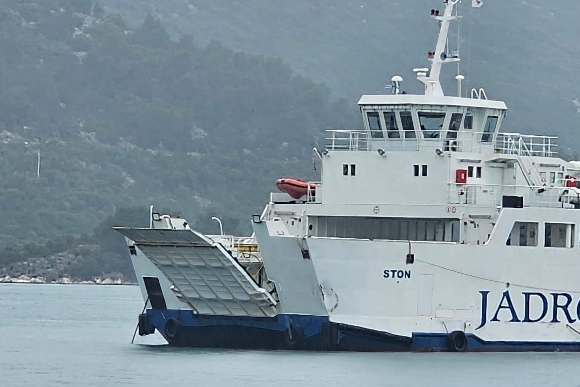 Jadrolinija o 'Stonu': "Trajektna linija Ploče – Trpanj privremeno je u prekidu zbog tehničkog problema na trajektu, no sve je pod kontrolom"