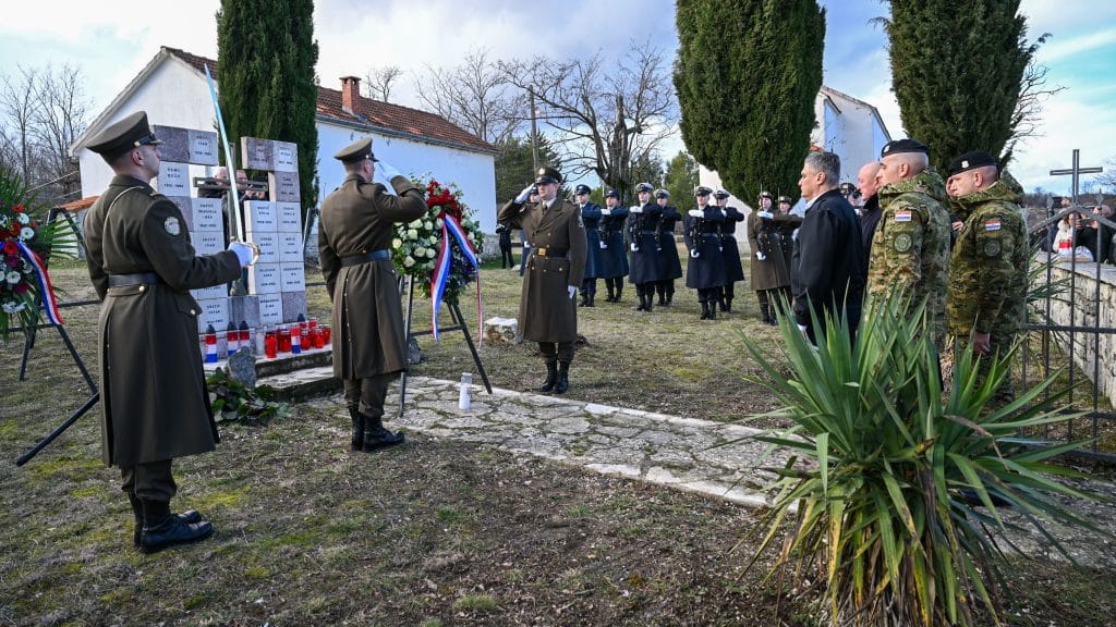 Predsjednik Milanović odao počast civilnim žrtvama Domovinskog rata u Medviđi