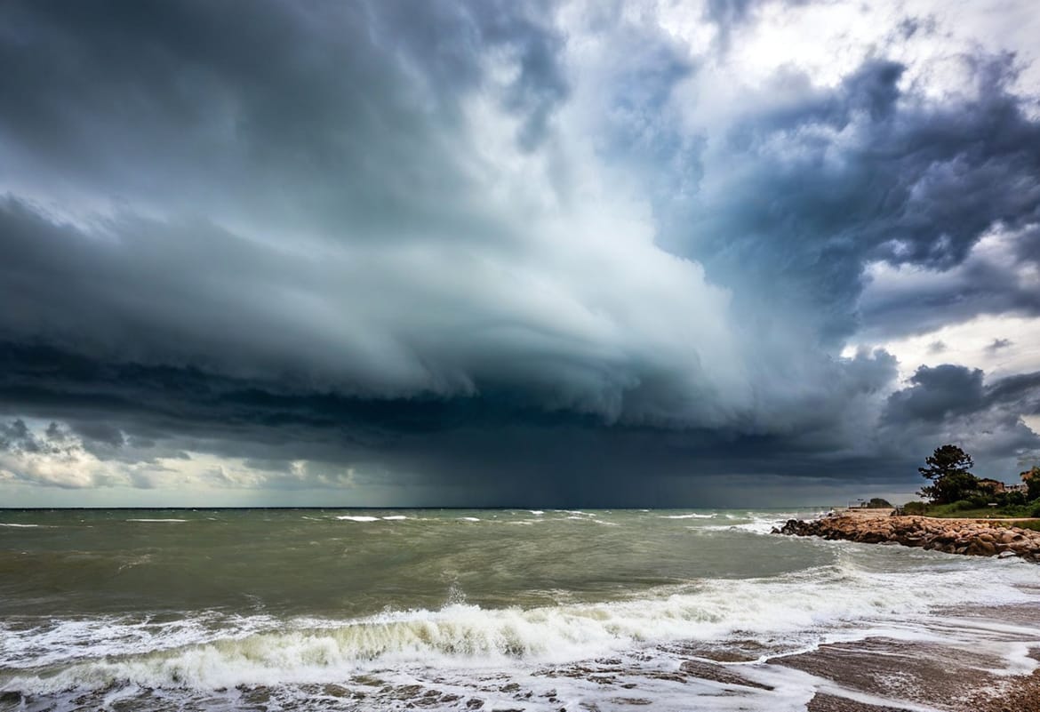 Srijeda razmjerno topla, ali kišovita i vjetrovita, lokalno uz nevrijeme