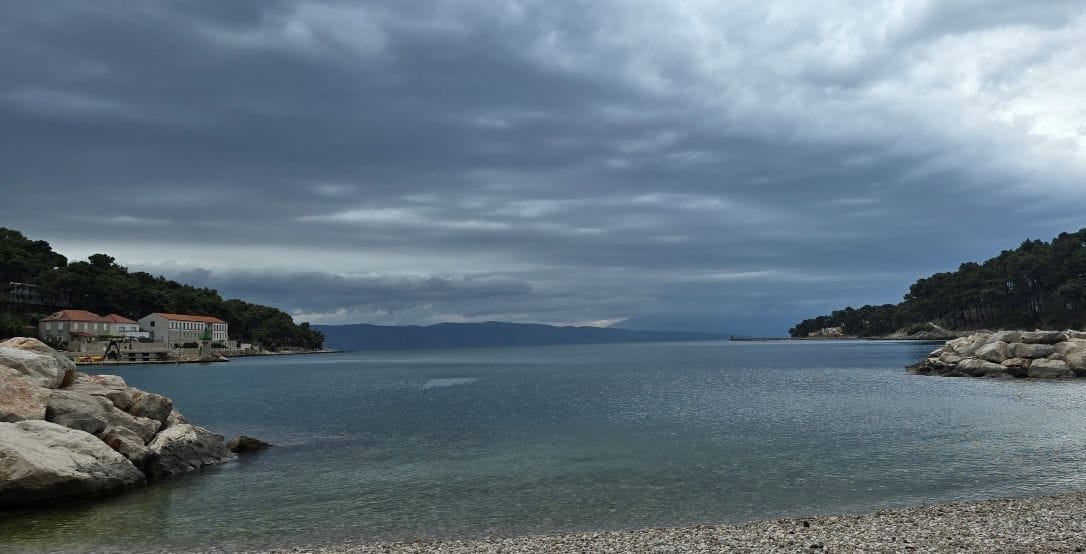 Subota uglavnom bez oborine i razmjerno hladna, bura slabi