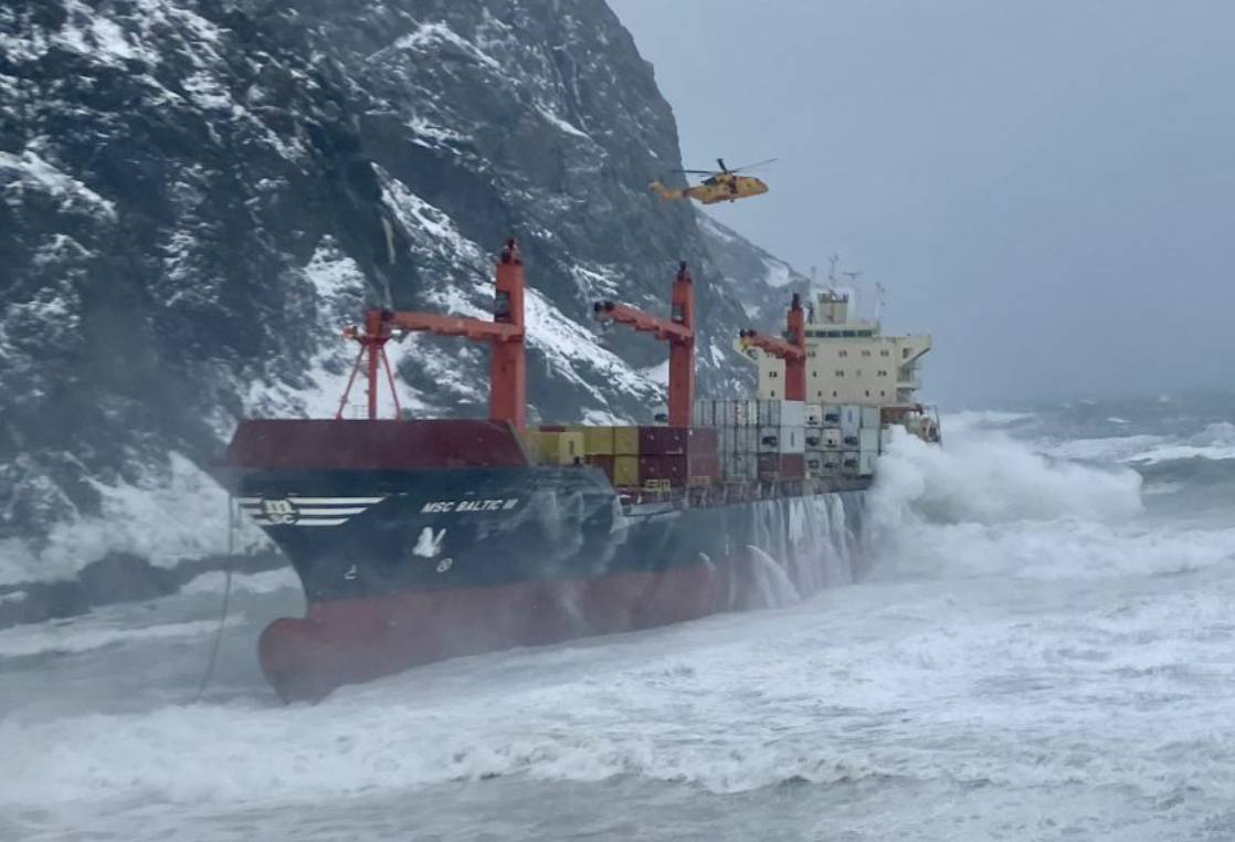 Kontejnerski brod nasukan usred leda već više od godinu dana