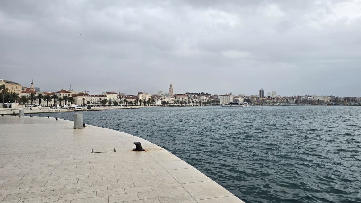 Razmjerno topla subota s povremenim oblacima i kišom