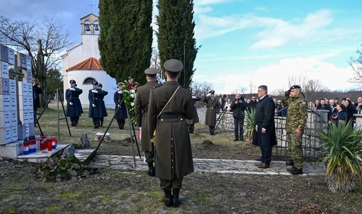 Predsjednik Milanović odao počast civilnim žrtvama Domovinskog rata u zadarskom zaleđu
