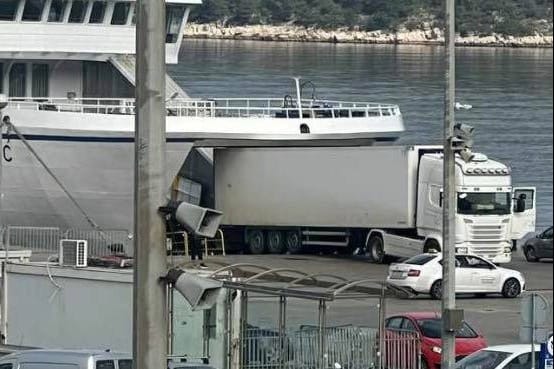 Kamion zapeo prilikom izlaska iz trajekta u Starom Gradu: "Bila je oseka"