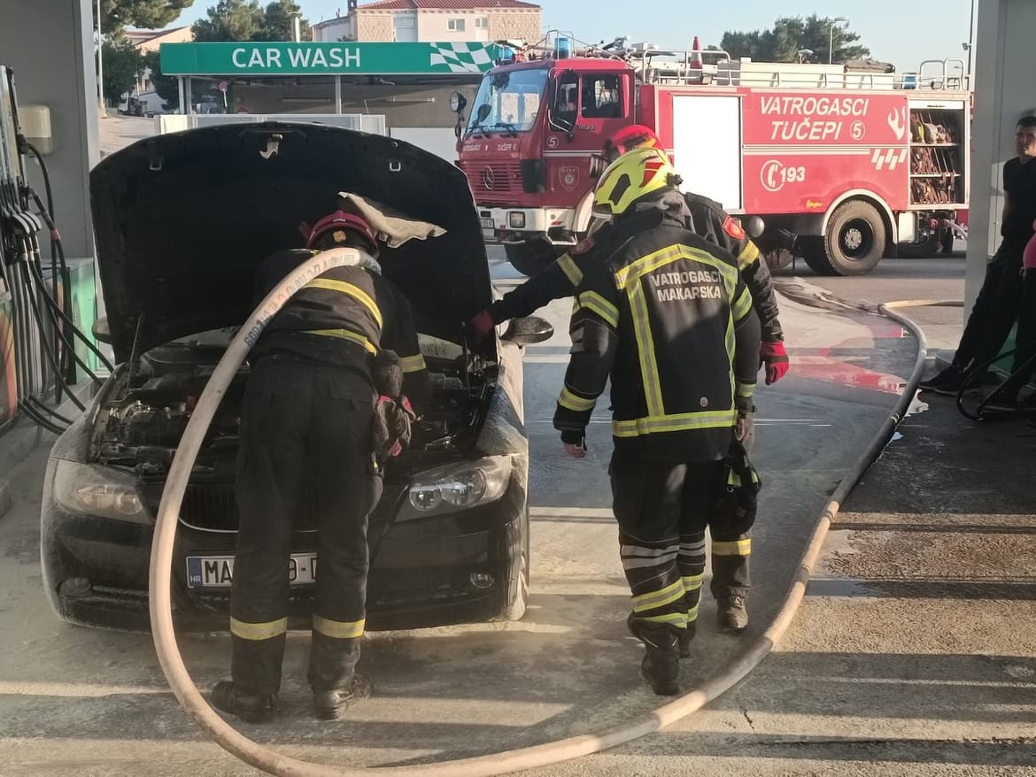 Zapalio se automobil na benzinskoj kod Makarske - Vatrogasci: "Radnici ugasili požar i spriječili veću štetu, hvala im!"