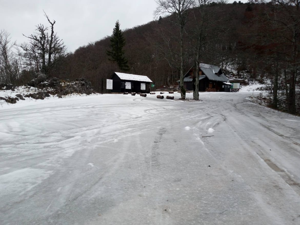 U Hrvatskoj u posljednja 24 sata više od 900 vatrogasnih intervencija, na Zavižanu metar snijega!