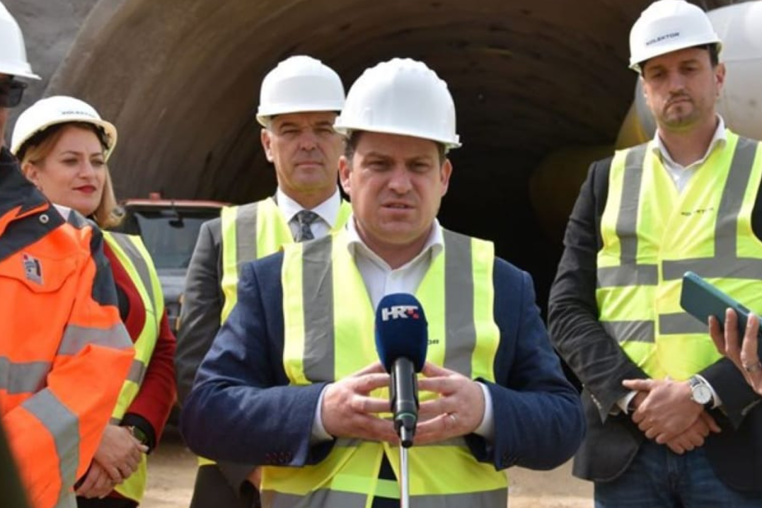 Ministar Butković tvrdio da mu brat ne radi javnim novcem, ispalo da radi i to na milijunskom projektu u Novom Vinodolskom!