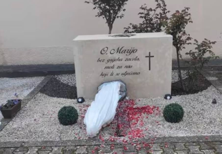 Netko je u Istri razbio kip Gospe i tablu s deset Božjih zapovijedi