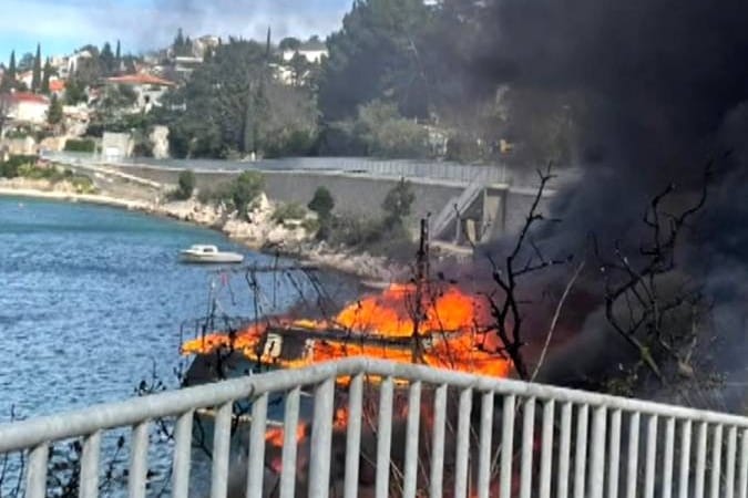 DRAMA NA KRKU U Omišlju se zapalile tri ribarske brodice, bura proširila vatru na šumu, brane se kuće!