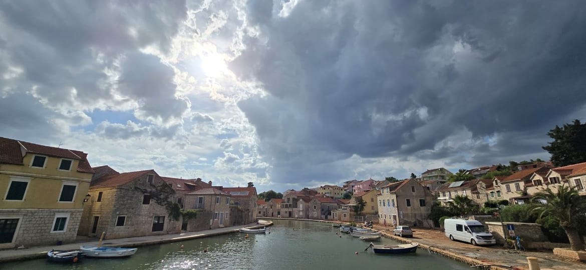 Promjenjivo vrijeme s malo kiše i burom