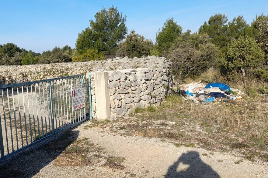 Netko je istresao gomilu smeća ispred maslinika Udruge branitelja kod Pirovca