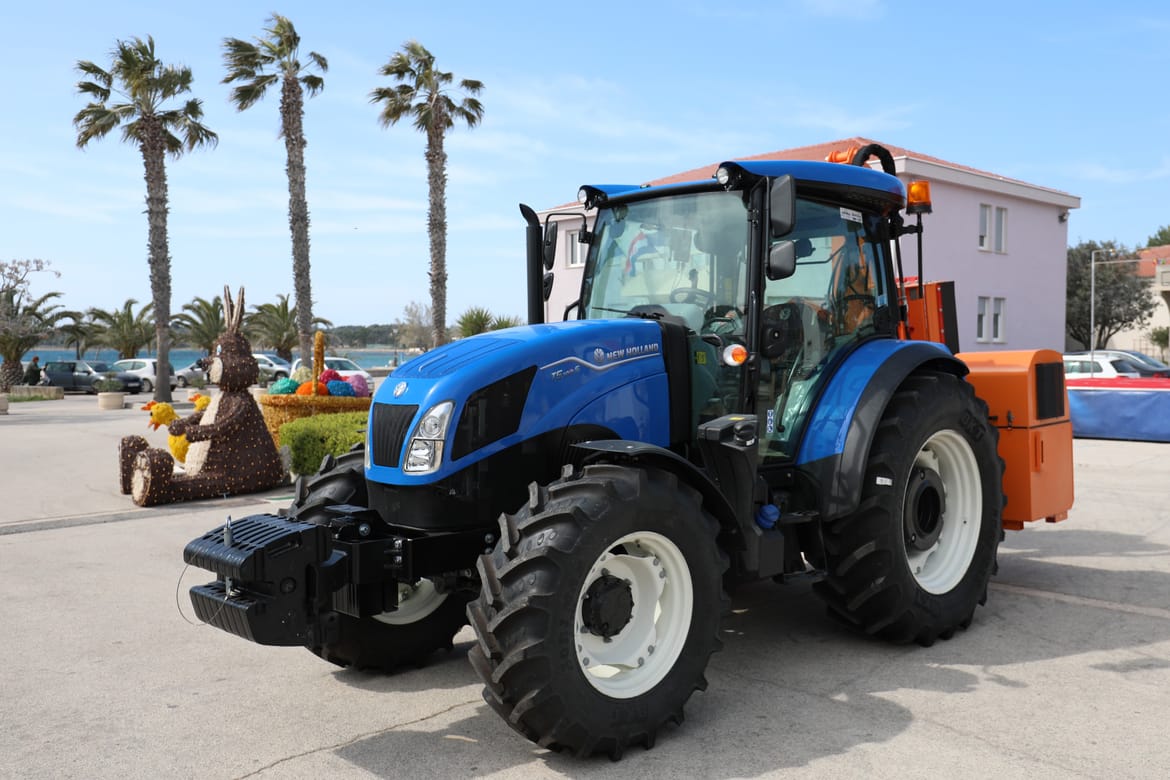 Na Vir stigao traktor s kosilicom, a uskoro će i dva kamiona za odvoz otpada!