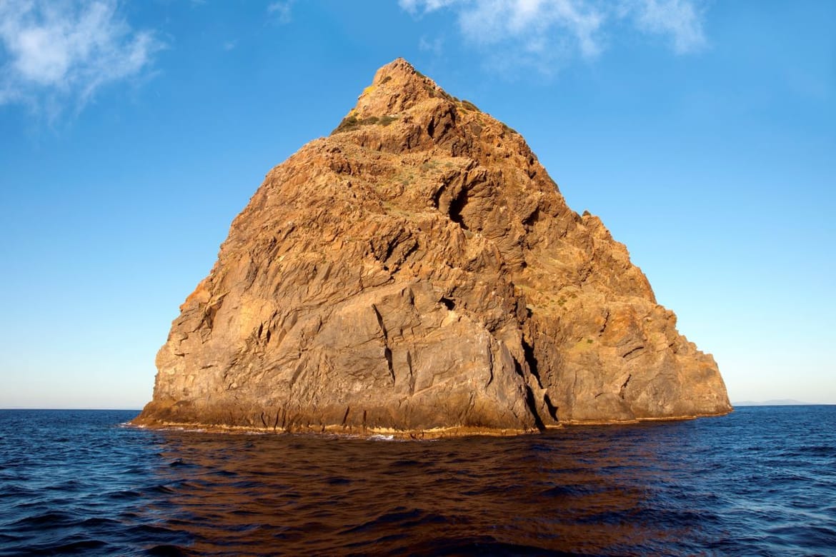 EKSKLUZIVNO Talijanski investitori kupili Jabuku: Otočna vulkanska stijena postaje ekskluzivni beach bar!