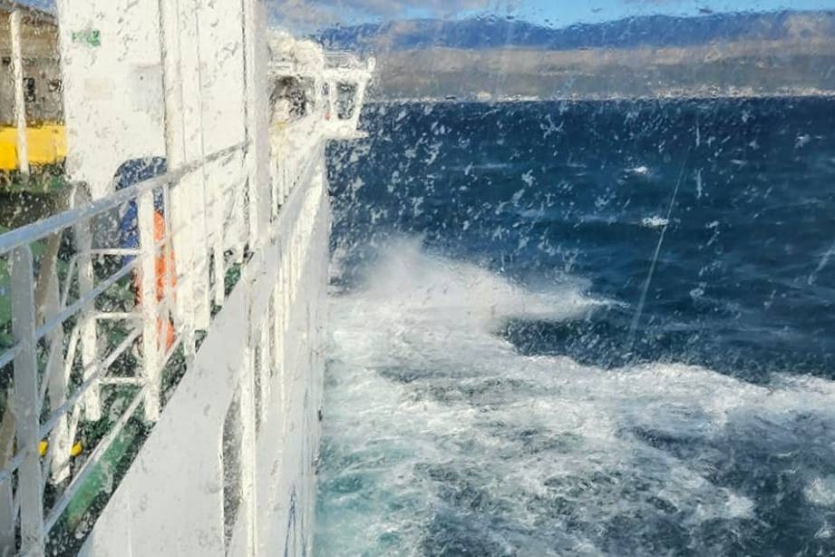 OLUJNA BURA U prekidu trajektne, katamaranske i brodske linije, a ni cestovni promet nije "pošteđen"!