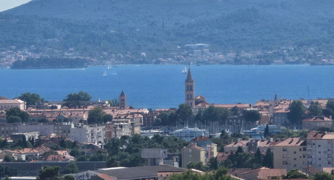 Petak većinom suh i topliji, još lokalno olujni udari vjetra